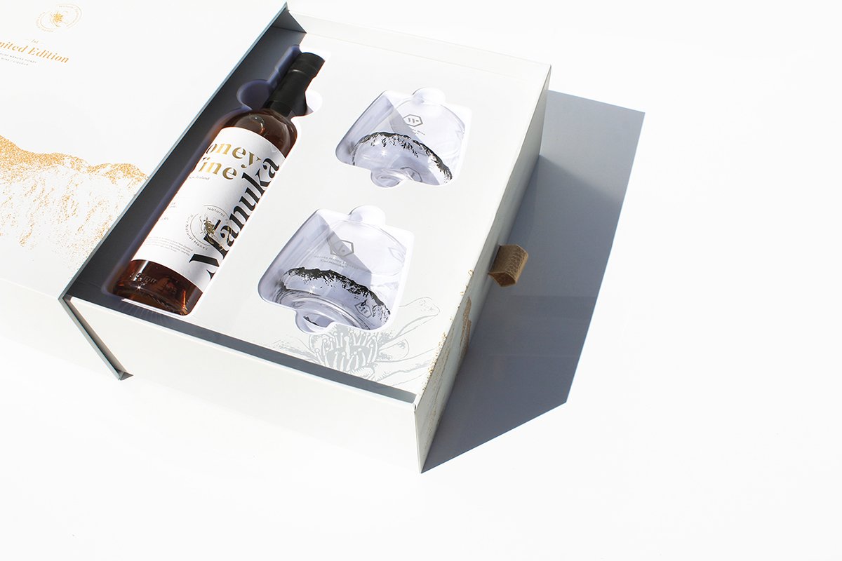 MānukaHoney蜂蜜風(fēng)味葡萄酒品牌包裝設(shè)計(jì)欣賞，葡萄酒品牌，酒品牌設(shè)計(jì)，酒品牌策劃，酒品牌全案策劃，酒品牌形象塑造，深圳品牌設(shè)計(jì)，深圳品牌策劃，深圳品牌全案策劃，深圳品牌形象塑造，左右格局    