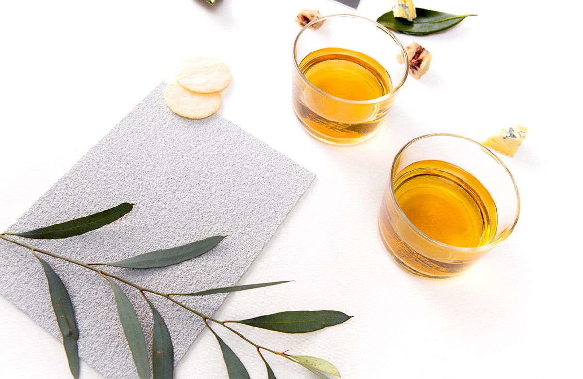 MānukaHoney蜂蜜風(fēng)味葡萄酒品牌包裝設(shè)計(jì)欣賞，葡萄酒品牌，酒品牌設(shè)計(jì)，酒品牌策劃，酒品牌全案策劃，酒品牌形象塑造，深圳品牌設(shè)計(jì)，深圳品牌策劃，深圳品牌全案策劃，深圳品牌形象塑造，左右格局    