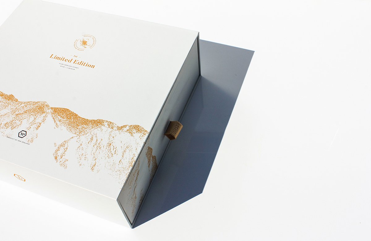 MānukaHoney蜂蜜風(fēng)味葡萄酒品牌包裝設(shè)計(jì)欣賞，葡萄酒品牌，酒品牌設(shè)計(jì)，酒品牌策劃，酒品牌全案策劃，酒品牌形象塑造，深圳品牌設(shè)計(jì)，深圳品牌策劃，深圳品牌全案策劃，深圳品牌形象塑造，左右格局    